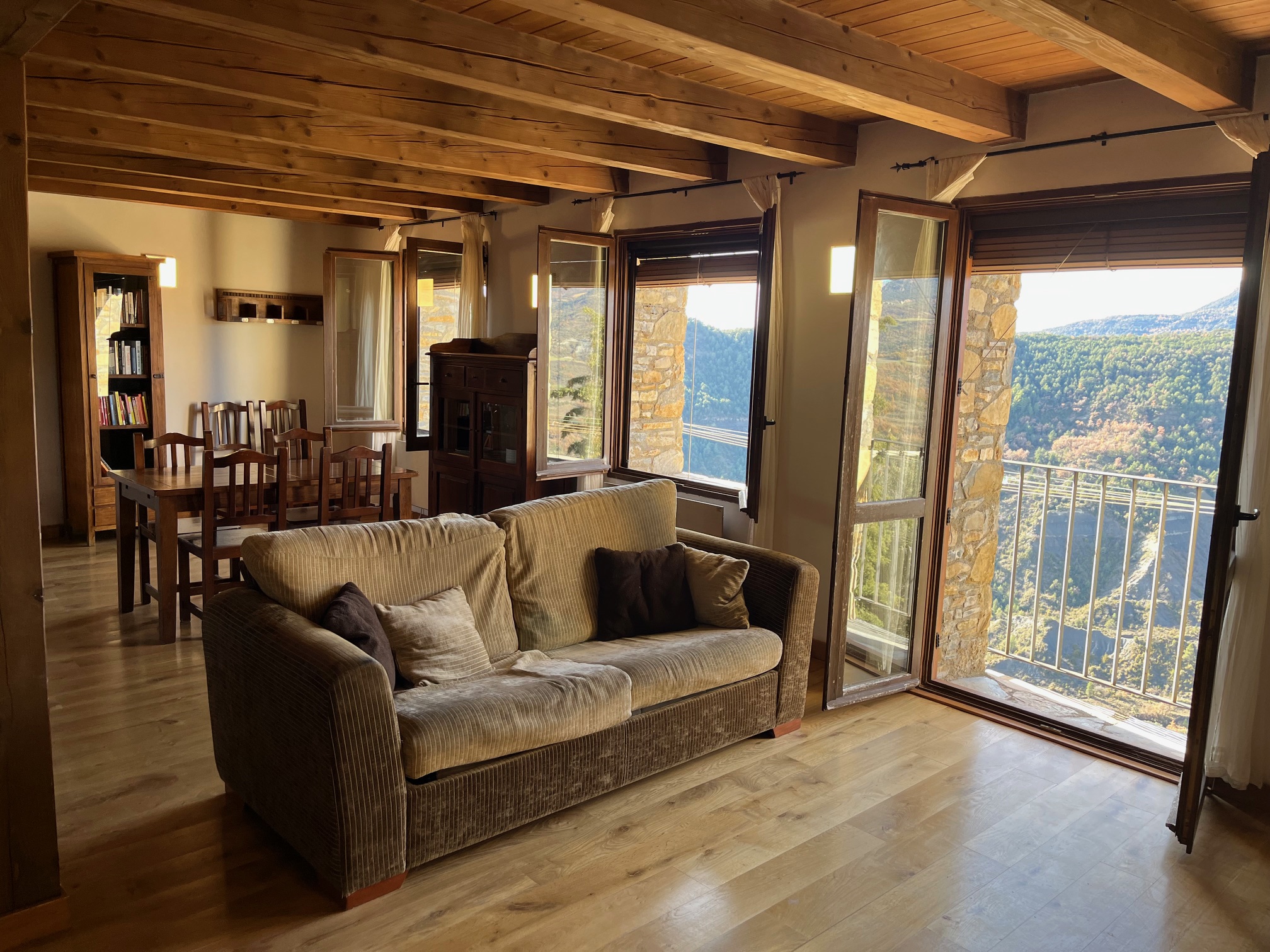 Cozy bedroom with wooden beams in Roda de Isábena